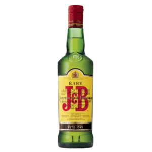 בקבוק זכוכית ירוק של וויסקי סקוטי מעורב של JB עם תווית צהובה, פקק אדום וטקסט אדום ושחור.