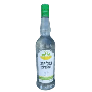 בקבוק זכוכית שקוף של ערק איליים עם פקק ירוק ותווית לבנה עם שני צבאים וטקסט בעברית, המכיל נוזל שקוף.