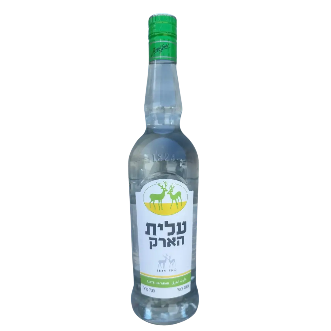 בקבוק זכוכית שקוף של ערק איליים עם פקק ירוק ותווית לבנה עם שני צבאים וטקסט בעברית, המכיל נוזל שקוף.