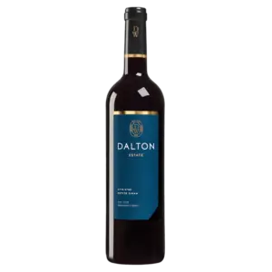 בקבוק יין אדום של Dalton Estate Petite Sirah עם תווית כחול כהה וזהב, הכולל את הלוגו של Dalton והדגשי זהב, על רקע לבן רגיל.