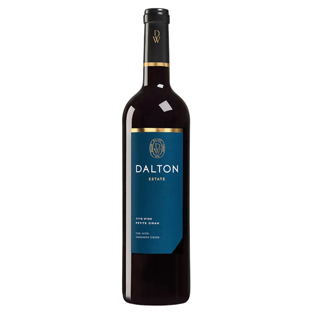 בקבוק יין אדום של Dalton Estate Petite Sirah עם תווית כחול כהה וזהב, הכולל את הלוגו של Dalton והדגשי זהב, על רקע לבן רגיל.