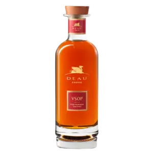 בקבוק דו קוניאק VSOP עם נוזל ענבר, פקק עץ ותוויות אדומות וזהב הכוללות לוגו סוס והטקסט VSOP Very Superior Old Pale.