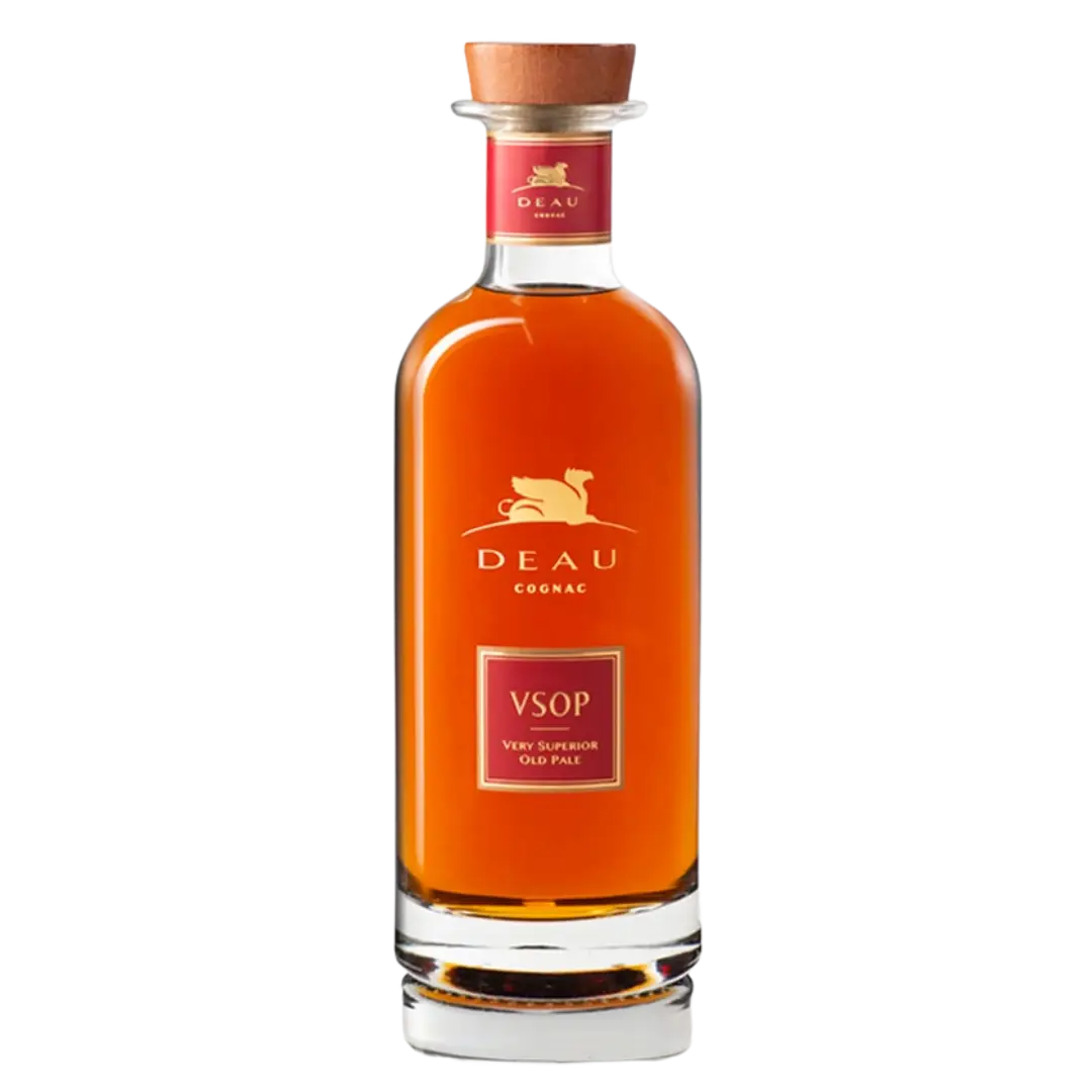 בקבוק דו קוניאק VSOP עם נוזל ענבר, פקק עץ ותוויות אדומות וזהב הכוללות לוגו סוס והטקסט VSOP Very Superior Old Pale.
