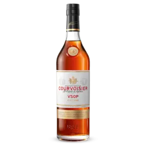 בקבוק של Courvoisier VSOP קוניאק עם פקק שחור, הדגשות זהב ותווית לבנה המציגה את שם המותג ופרטי המוצר. הקוניאק בפנים הוא בצבע ענבר.