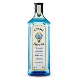 בקבוק כחול גבוה של Bombay Sapphire London Dry Gin בעל צורה מלבנית ותווית עם שם המותג, סמל דקורטיבי ופרטי מוצר.