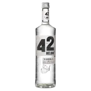 בקבוק זכוכית שקופה של וודקה 42 מתחת עם פקק כסף ותווית שחור ולבן עם 42 BELOW ו-VODKA באותיות מודגשות. הבקבוק מלא והרקע שקוף.