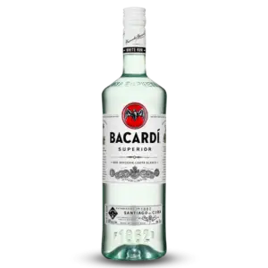 בקבוק זכוכית שקופה של רום לבן Bacardi Superior עם תווית לבנה הכוללת לוגו עטלף אדום וטקסט שחור. הבקבוק לא נפתח עם פקק לבן ומוצב על רקע לבן רגיל.