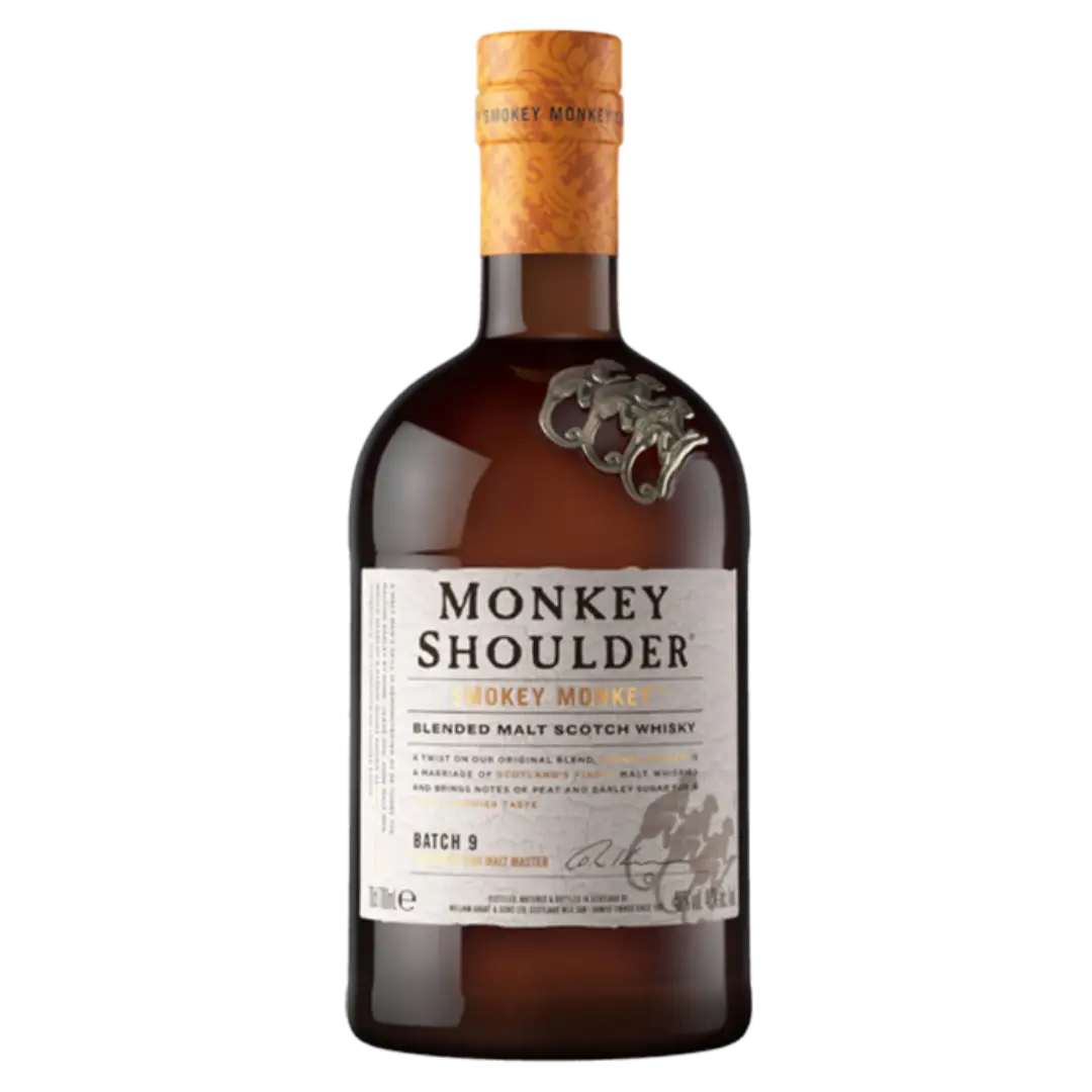 בקבוק וויסקי סקוטי מאלט בתערובת Monkey Shoulder עם כובע שזוף, הדגשות קופי מתכת על הצוואר ותווית שמנת עם טקסט שחור וזהב.