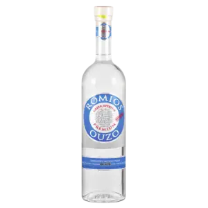 בקבוק זכוכית גבוה ושקוף של Romios Ouzo עם תווית כחול לבן, עם טקסט יווני וכרזה פרימיום אדומה. לבקבוק צוואר ארוך ופקק אטום.