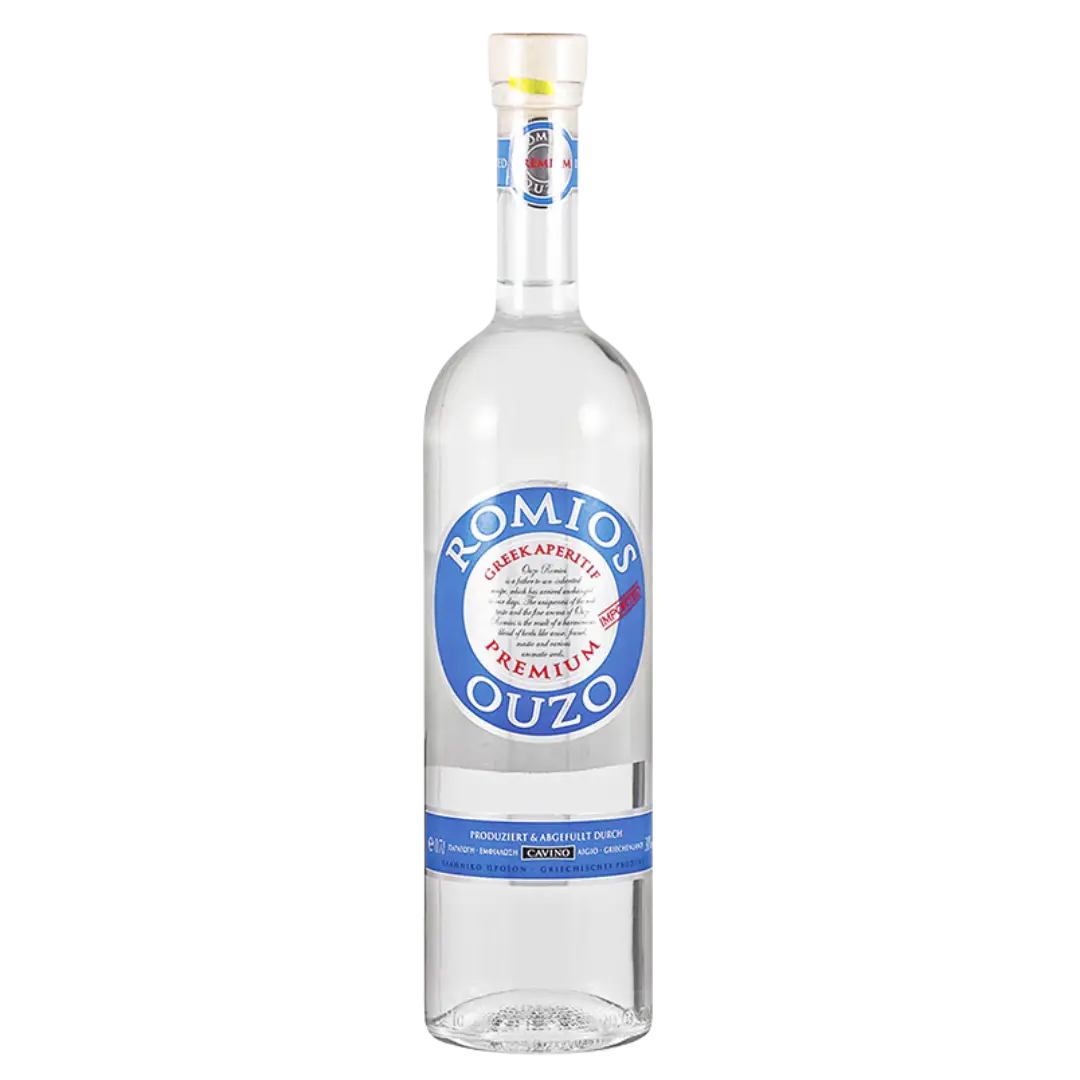 בקבוק זכוכית גבוה ושקוף של Romios Ouzo עם תווית כחול לבן, עם טקסט יווני וכרזה פרימיום אדומה. לבקבוק צוואר ארוך ופקק אטום.