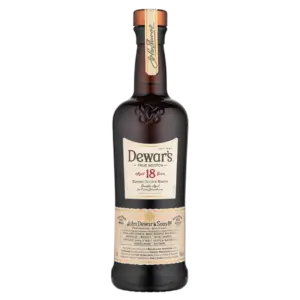 בקבוק וויסקי בלנדד סקוטי של Dewar's 18 שנה עם תווית כהה, הדגשות זהב ושמנת, וחתימה על הצוואר, עומד זקוף על רקע לבן.