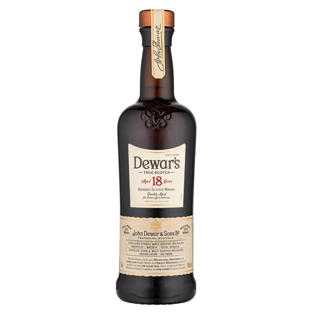 בקבוק וויסקי בלנדד סקוטי של Dewar's 18 שנה עם תווית כהה, הדגשות זהב ושמנת, וחתימה על הצוואר, עומד זקוף על רקע לבן.