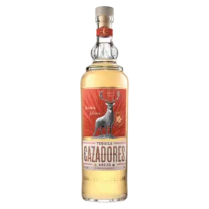 בקבוק של Cazadores Añejo Tequila עם תווית אדומה הכוללת איור אייל ודגשים זהב, ומעליו פקק שקוף וכסוף.
