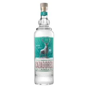 בקבוק זכוכית שקופה של טקילה Cazadores Blanco עם תווית בצבע צהבהב הכוללת אייל והטקסט Tequila Cazadores Blanco and Hecho en México. לבקבוק פקק כסף ופרטים מוטבעים.