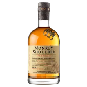 בקבוק וויסקי סקוטי מאלט בתערובת Monkey Shoulder עם תווית שזופה, הדגשות זהב, ושלושה קופים מפליז על כתף הזכוכית, עם פקק שחור וזהב.