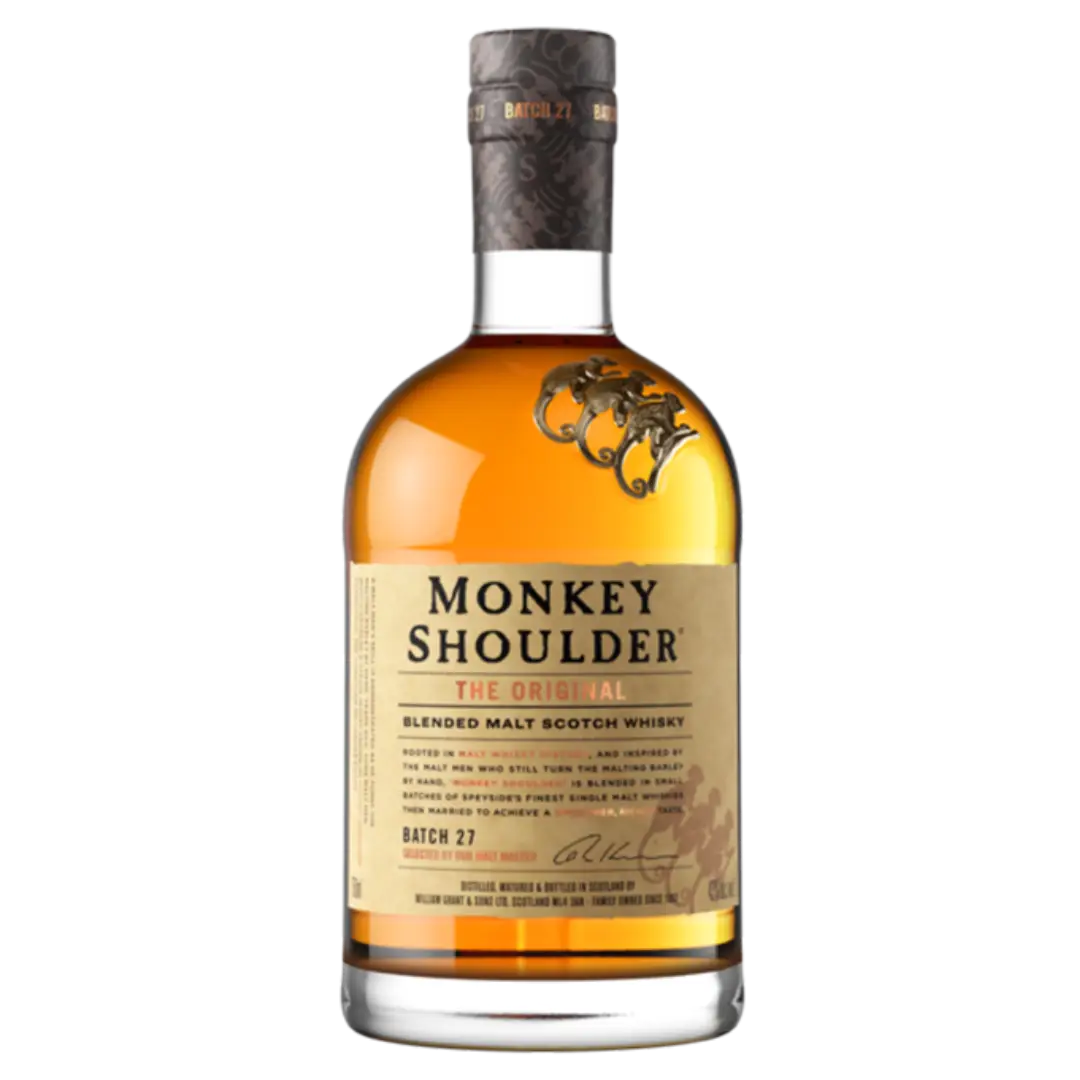 בקבוק וויסקי סקוטי מאלט בתערובת Monkey Shoulder עם תווית שזופה, הדגשות זהב, ושלושה קופים מפליז על כתף הזכוכית, עם פקק שחור וזהב.