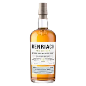 בקבוק של Benriach The Sixteen Speyside Single Malt Scotch Whisky עם כובע שזוף ותווית לבנה המציגים את שם המותג ופרטי המוצר, כולל Three Cask Matured ו-16 שנים.