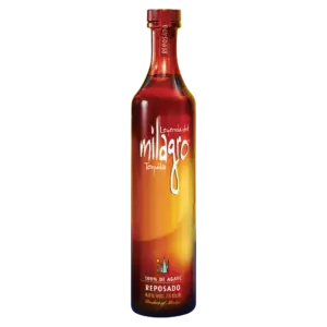 בקבוק של Milagro Tequila Reposado עם תווית שיפוע אדום וכתום, עם טקסט לבן וזהב ופקק אדום.