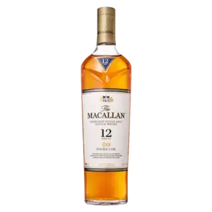בקבוק של The Macallan 12 Year Old Double Cask Highland Single Malt וויסקי סקוטי עם פקק זהב ותווית לבנה עם טקסט כהה והדגשים כחולים.