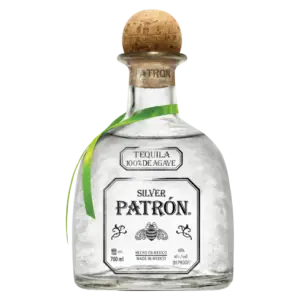 בקבוק זכוכית שקופה של Patrón Silver Tequila עם פקק פקק וסרט ירוק על הצוואר. התווית מציגה את Silver Patrón, Tequila 100% de Agave ופרטי המוצר.