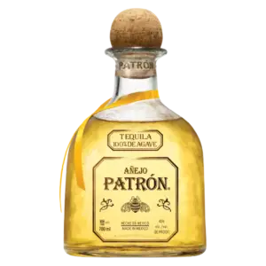בקבוק של Patrón Añejo Tequila עם חלק עליון שעם וסרט צהוב, עם תווית של "Tequila 100% de Agave" ו-"Añejo Patrón". הנוזל בפנים הוא ענבר זהוב.