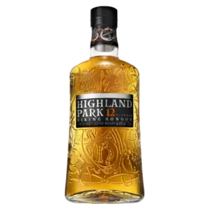 בקבוק של וויסקי סקוטי סינגל מאלט 12 Year Old Viking Honor של Highland Park עם עיצובים מוטבעים בהשראת ויקינגים על הזכוכית ותווית שחורה.