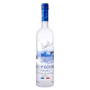 בקבוק זכוכית שקופה של וודקה Grey Goose עם פקק כחול וכסף, עם אווזים מעופפים וגרפיקות הרים על התווית. הטקסט מציין שהוא מזוקק ומבוקבק בצרפת.