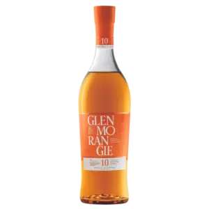 בקבוק של וויסקי גלנמורנג'י 10 Year Old Highland Single Malt Scotch עם תווית כתומה וכובע, המציג את שם המותג והצהרת הגיל בחזית.