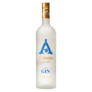 בקבוק זכוכית חלבית שכותרתו "Artemis Since 1983" עם פקק כחול גדול "A", זהב וטקסט המציין שהוא מכיל ג'ין באיכות מעולה.