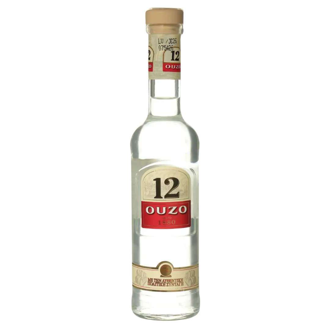 בקבוק זכוכית שקופה של אוזו 12, אלכוהול יווני, עם תווית אדום ושמנת והדגשות זהב. המספר 12 מוצג בצורה בולטת על התווית הקדמית מעל המילה Ouzo.