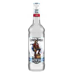בקבוק זכוכית שקוף של קפטן מורגן ווייט עם תווית לבנה המציגה פיראט עומד על חבית, והדגשים כחולים על התווית והכובע.