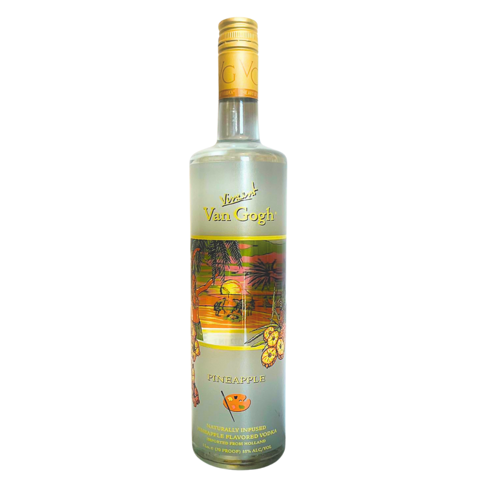 בקבוק שקוף של וודקה וואן גוך אננס, עם תווית מרהיבה שעליה אננסים ודקלים ועיטורי זהב על הצוואר והפקק. מתאים לאירועים – Alcohol Market. – אלכוהול מרקט
