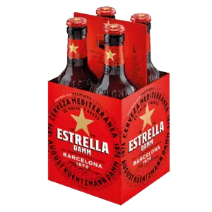 חבילה של ארבע בקבוקי בירה Estrella Damm בקופסת קרטון אדומה, עם כוכב זהב גדול וכיתוב לבן עליו כתוב Estrella Damm Barcelona 1876 על התווית והאריזה.