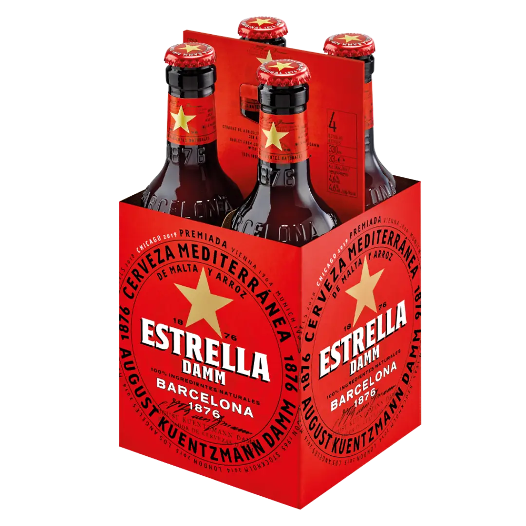 חבילה של ארבע בקבוקי בירה Estrella Damm בקופסת קרטון אדומה, עם כוכב זהב גדול וכיתוב לבן עליו כתוב Estrella Damm Barcelona 1876 על התווית והאריזה.