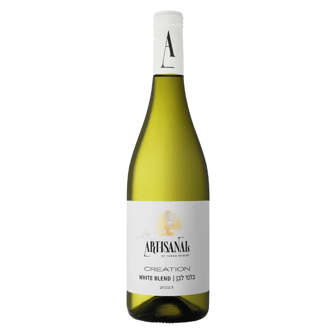 בקבוק יין Artisanals Creation White Blend 2023 עם תווית לבנה וזהובה, עם כיתוב באנגלית ובעברית, ופקק לבן עם האות A שחורה גדולה עליו.