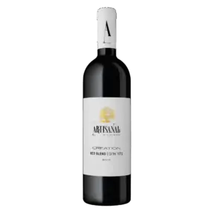 בקבוק יין Artisana Creation Red Blend, בציר 2018, עם תווית לבנה עם לוגו עץ צהוב וכיתוב שחור באנגלית ובעברית. לבקבוק פקק לבן עם האות A שחורה גדולה.