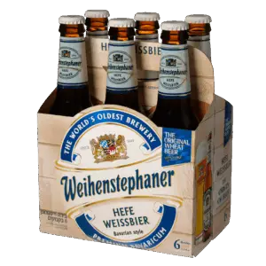 מארז שישייה של בקבוקי Weihenstephaner Hefe Weissbier בקופסת קרטון, עם התווית "המבשלה העתיקה בעולם" בסגנון בווארי, עם מיתוג בכחול ולבן.