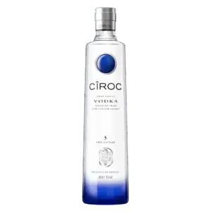 בקבוק זכוכית שקוף של וודקה Ciroc Snap Frost עם פקק כחול וגימור עגול כחול, המסומן כמזוקק מענבים צרפתיים משובחים וזוקק חמש פעמים. תחתית הבקבוק דוהה לכחול.