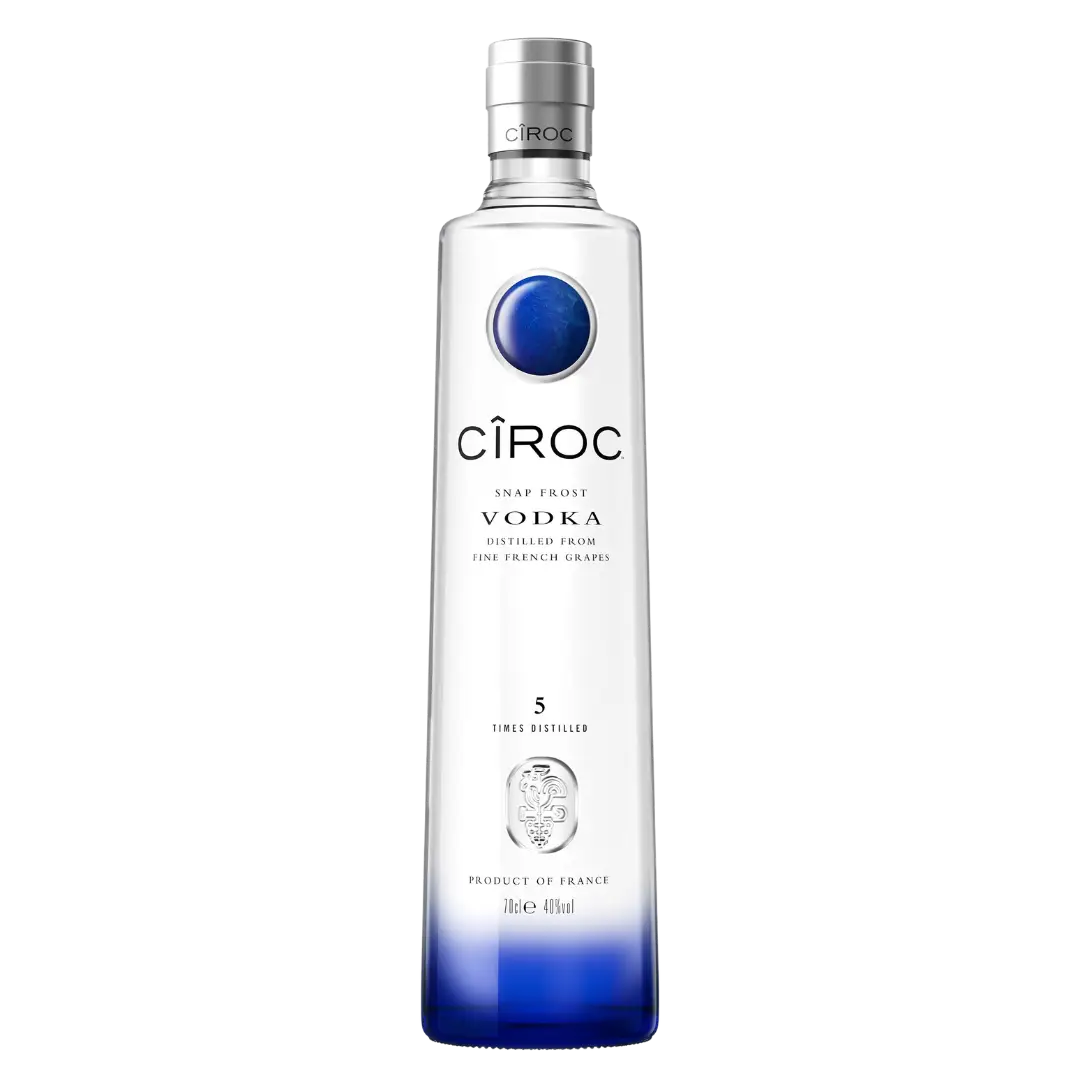 בקבוק זכוכית שקוף של וודקה Ciroc Snap Frost עם פקק כחול וגימור עגול כחול, המסומן כמזוקק מענבים צרפתיים משובחים וזוקק חמש פעמים. תחתית הבקבוק דוהה לכחול.