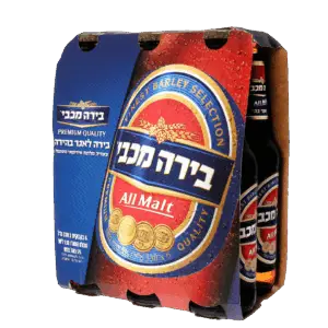שישיית בקבוקי בירה מכבי עם אריזה כחולה ואדומה, מדליות זהב, טקסט בעברית ובאנגלית, ובקבוקים עם תוויות בולטות.