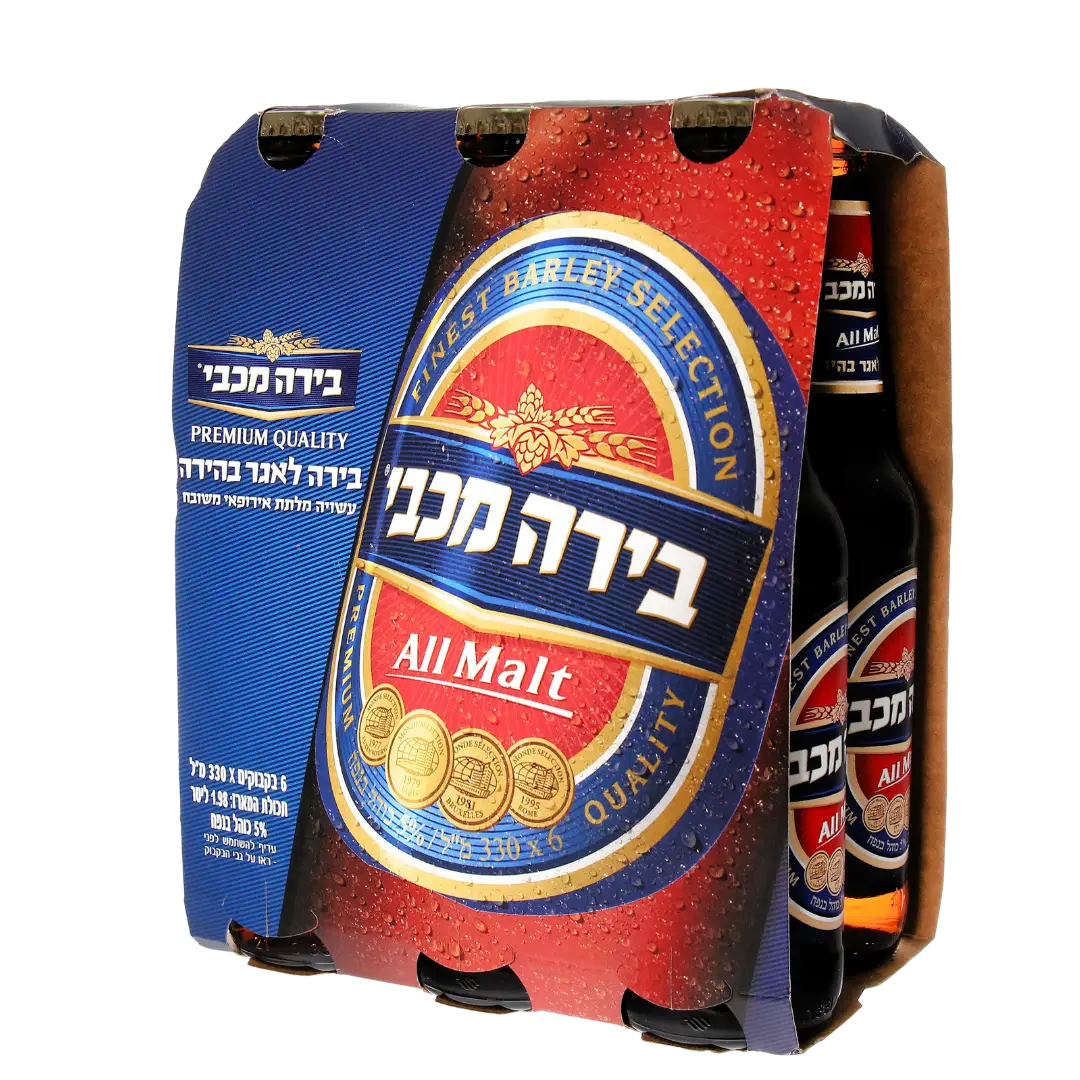 שישיית בקבוקי בירה מכבי עם אריזה כחולה ואדומה, מדליות זהב, טקסט בעברית ובאנגלית, ובקבוקים עם תוויות בולטות.