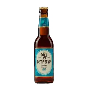 בקבוק זכוכית חום של שישיית בירה שפירא IPA, עם תווית תלת-לשונית בכחול ולבן, עליה מצויר גבר אוחז בכוס בירה. הפקק הזהוב מעוטר בפס כחול.