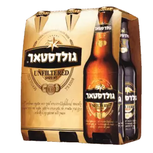 שישיית גולדסטאר לא מסוננת, בירה כהה בבקבוקים חומים עם תוויות זהב ושחור, נראית חלקית בתוך קרטון זהוב וחום עם טקסט בעברית ובאנגלית.