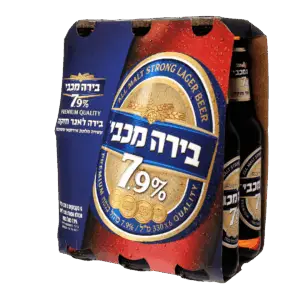 שישיית בירה מכבי מחוזקת 7.9%, באריזה כחולה ואדומה עם עיצוב מטבעות זהב וציון אחוז האלכוהול בעברית.