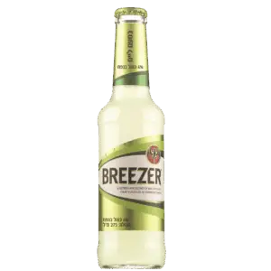 בקבוק זכוכית ירוק של Bacardi Breezer Lime, עם לוגו העטלף של Bacardi ותווית באנגלית/עברית, הוא חלק ממארז רביעיית בקרדי בריזר ליים, והוא אטום במכסה מתכת.
