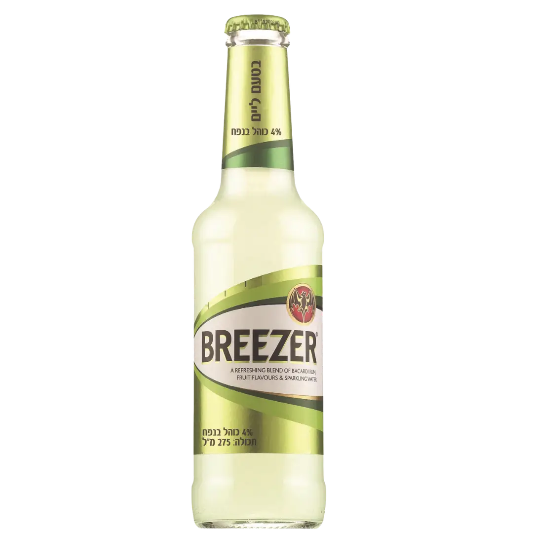 בקבוק זכוכית ירוק של Bacardi Breezer Lime, עם לוגו העטלף של Bacardi ותווית באנגלית/עברית, הוא חלק ממארז רביעיית בקרדי בריזר ליים, והוא אטום במכסה מתכת.