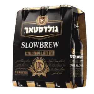 שישייה של בקבוקים כהים עם תווית שישיית גולדסטאר 10% SLOW BREW Extra Strong Lager Beer, קרטון שחור עם כיתוב זהוב ולבן, כיתוב בעברית, לוגו של כוכב אדום ו-10% אלכוהול — בחירה נועזת של בירה.