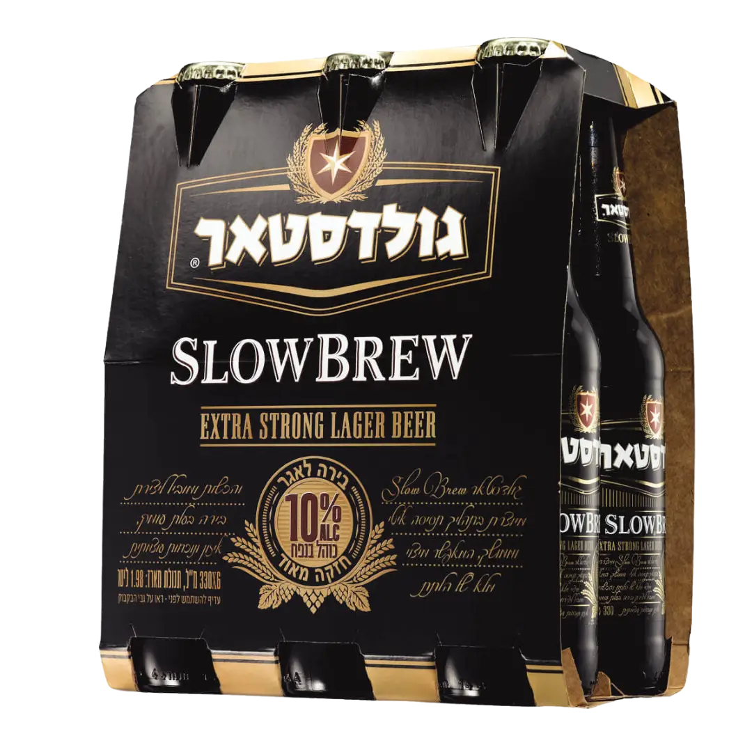 שישייה של בקבוקים כהים עם תווית שישיית גולדסטאר 10% SLOW BREW Extra Strong Lager Beer, קרטון שחור עם כיתוב זהוב ולבן, כיתוב בעברית, לוגו של כוכב אדום ו-10% אלכוהול — בחירה נועזת של בירה.
