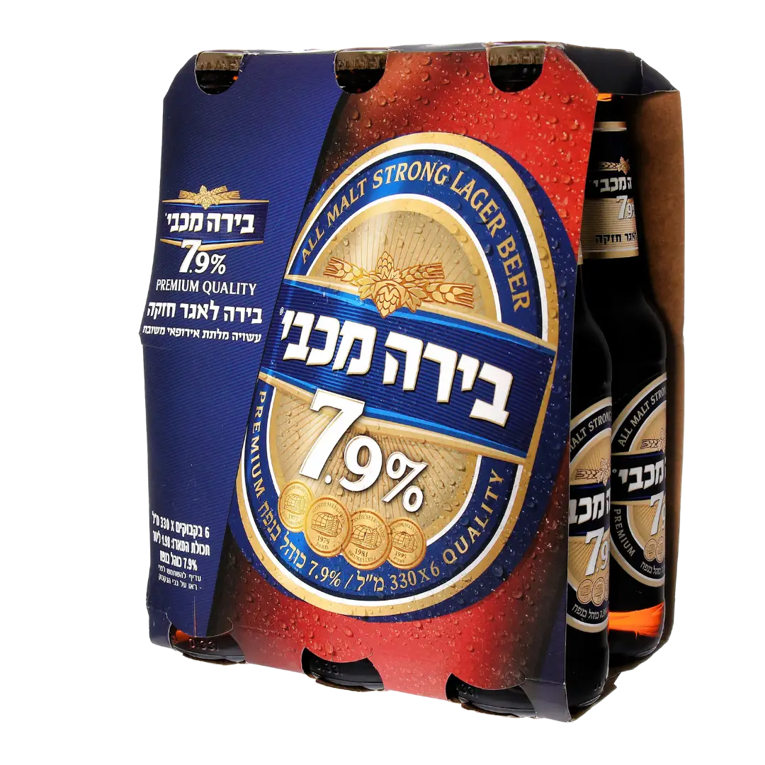 שישיית בירה מכבי מחוזקת 7.9%, באריזה כחולה ואדומה עם עיצוב מטבעות זהב וציון אחוז האלכוהול בעברית.