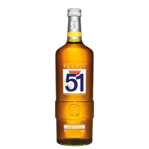 בקבוק זכוכית שקוף של פסטיס 51 - ליטר, משקה אלכוהולי צרפתי בטעם אניס עם פקק לבן ולוגו "51" מודפס באותיות מודגשות על תווית על רקע לבן חלק.